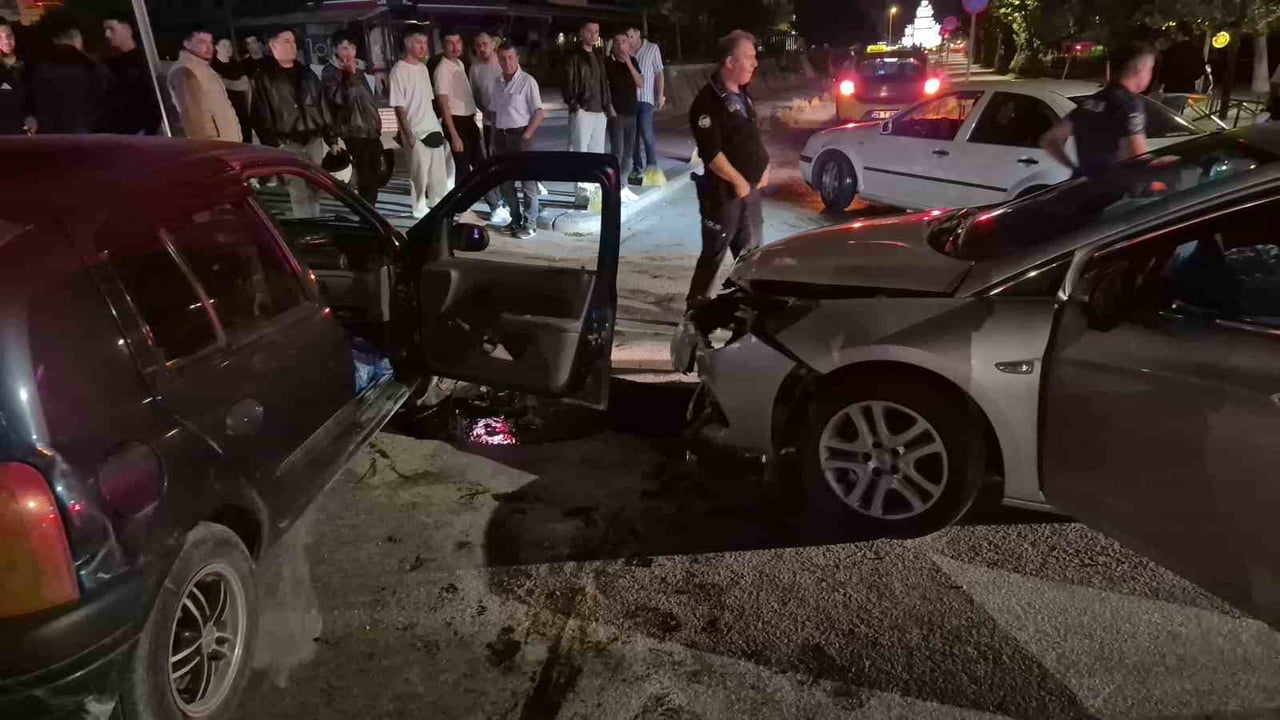 OTOMOBİLLER ÇARPIŞTI