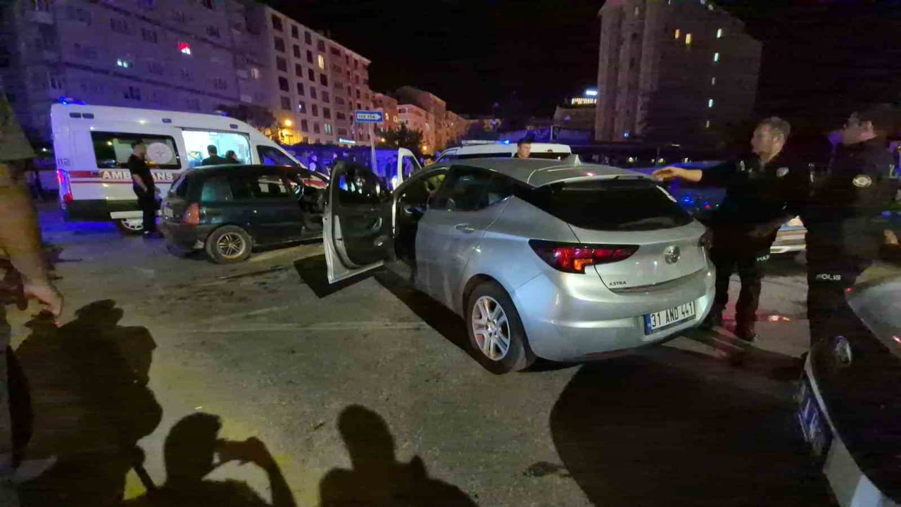 OTOMOBİLLER ÇARPIŞTI