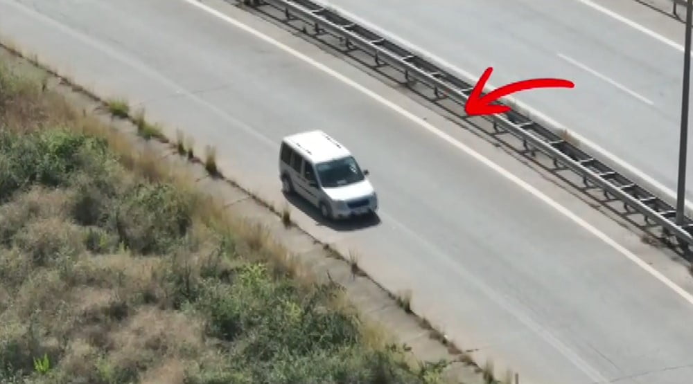 OTOYOLDA GERİ GERİ GİDEN SÜRÜCÜ DRON KAMERASINA YAKALANDI