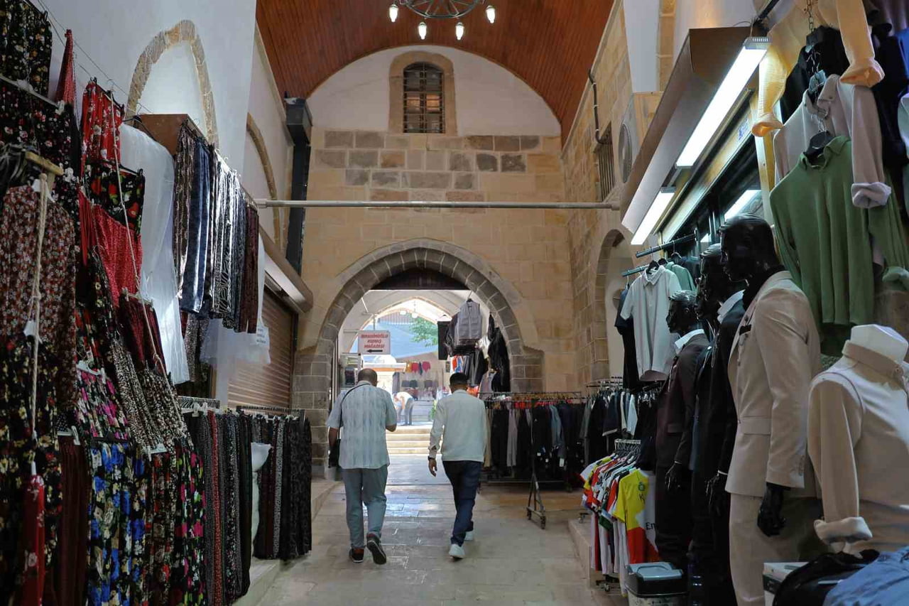 ÖZGÜN MİMARİSİ KORUNARAK ESKİ GÖRÜNÜMÜNE KAVUŞTURULAN KAPALI ÇARŞI, TARİHİ DOKUSUNUN YANI SIRA YAZ...