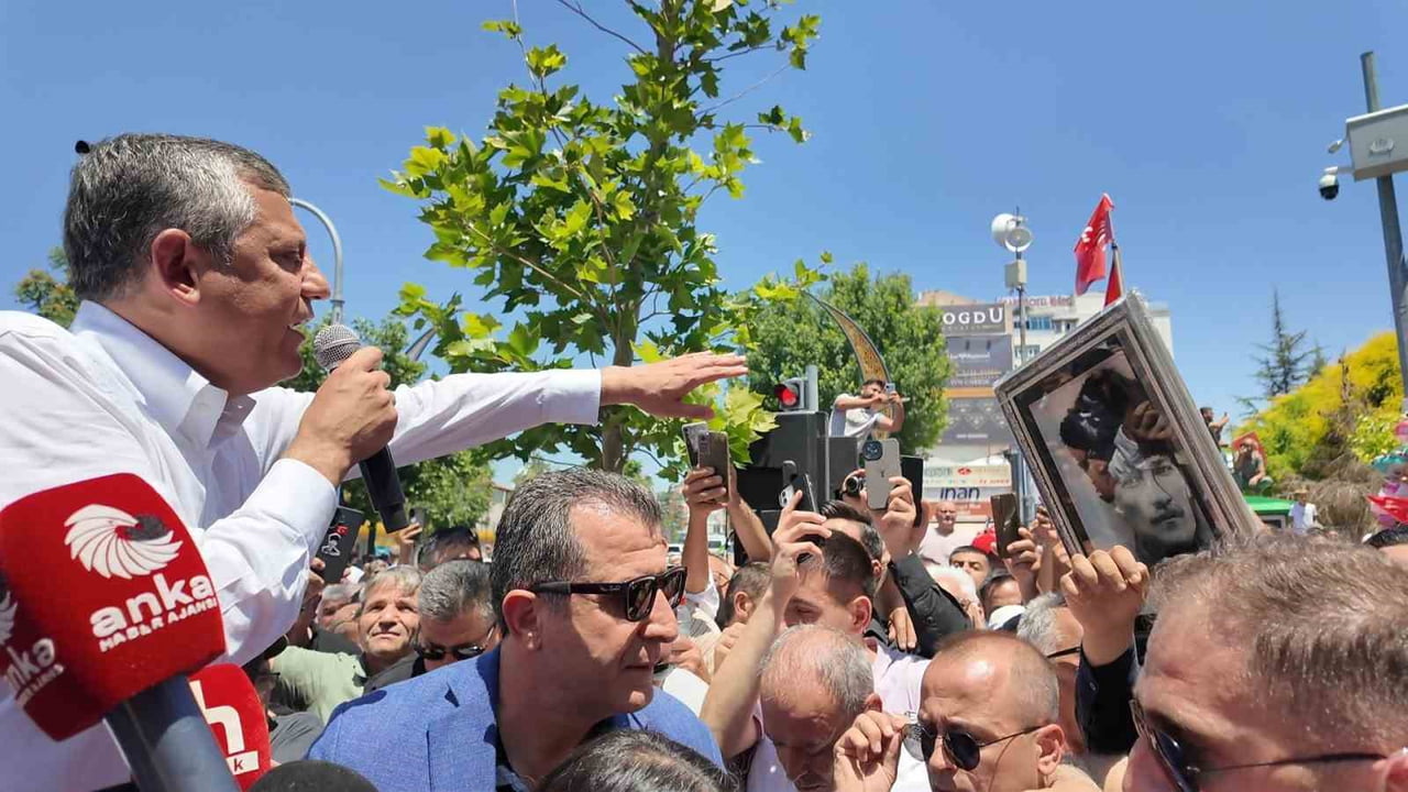ÖZGÜR ÖZEL'İN NİĞDE PROGRAMINDA VATANDAŞLAR EZİLME TEHLİKESİ GEÇİRDİ