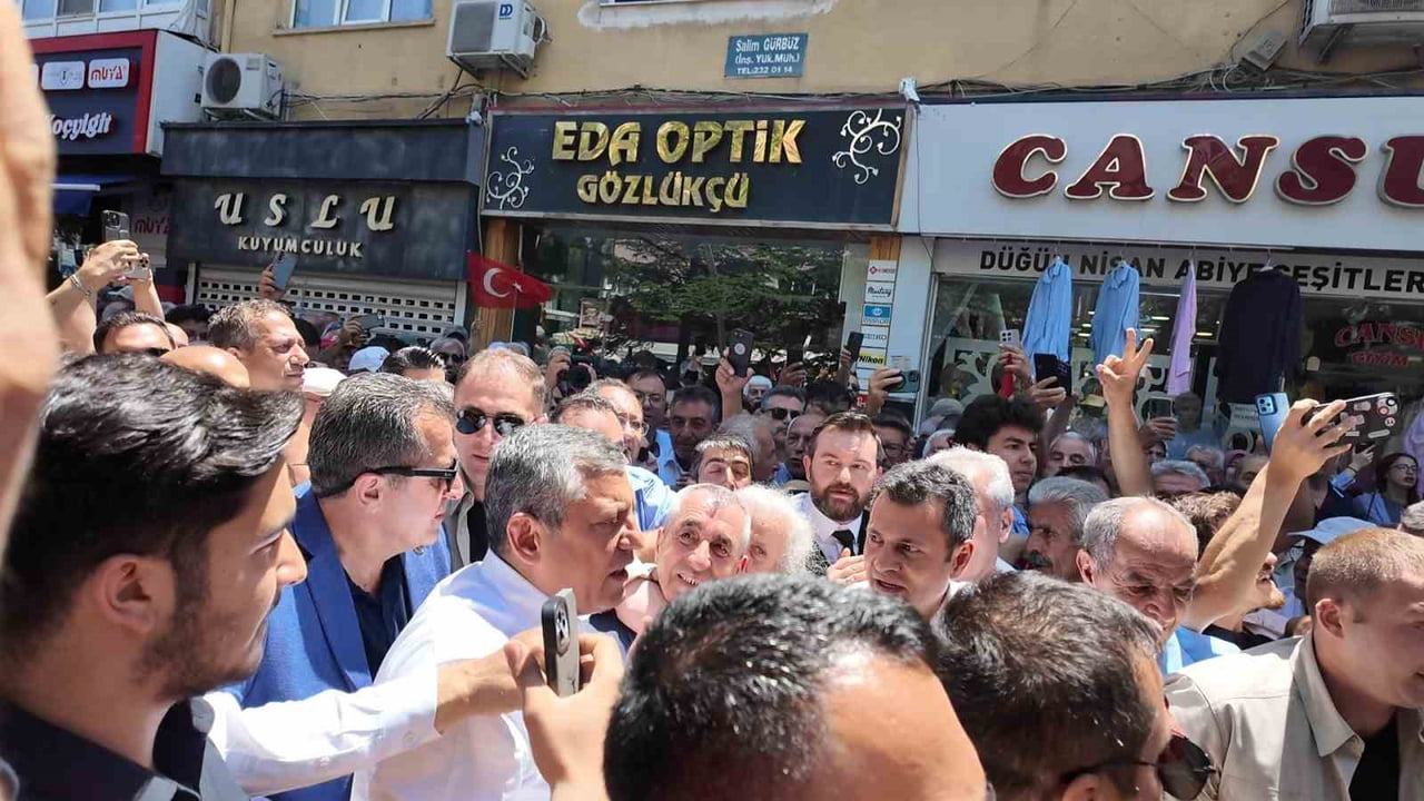 ÖZGÜR ÖZEL'İN NİĞDE PROGRAMINDA VATANDAŞLAR EZİLME TEHLİKESİ GEÇİRDİ