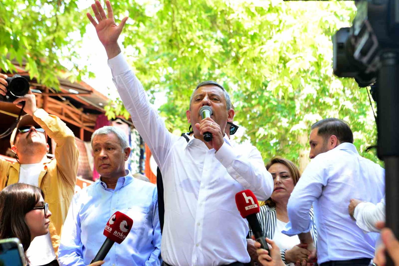 ÖZGÜR ÖZEL, ADANA'NIN POZANTI İLÇESİNE BAĞLI TEKİR YAYLASI’NDA VATANDAŞLARA HİTAP ETTİ