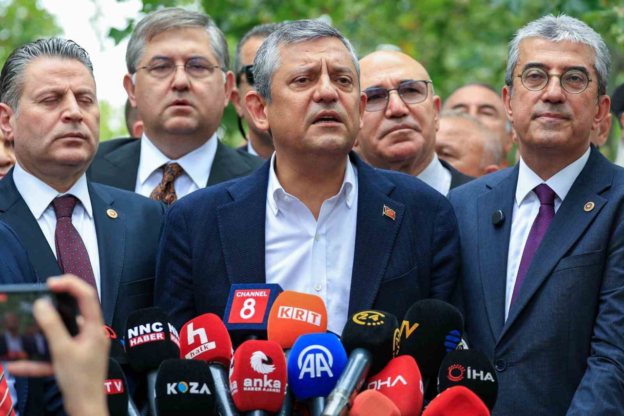 ÖZGÜR ÖZEL, ANKARA HACI BAYRAM VELİ CAMİİ'NDE KILDIĞI CUMA NAMAZININ ARDINDAN AÇIKLAMALARDA...
