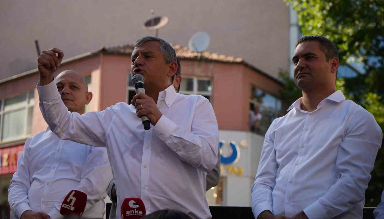 ÖZGÜR ÖZEL’İN YANINDA KIRIKKALE BELEDİYE BAŞKANI AHMET ÖNAL (SOLDAKİ) İLE ESKİ CHP İL BAŞKANI ONUR...