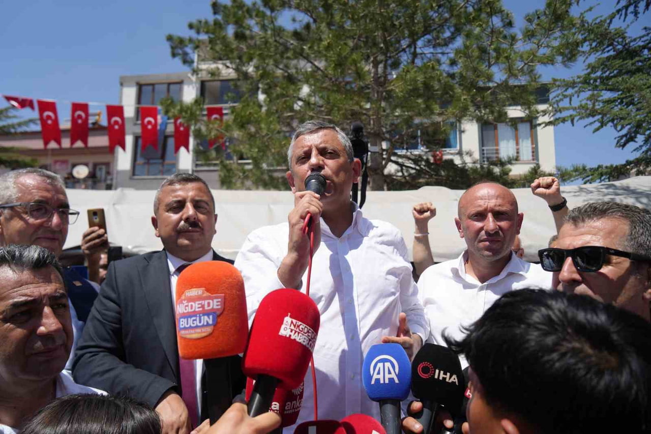 ÖZGÜR ÖZEL NİĞDE’DE VATANDAŞLARA SESLENDİ