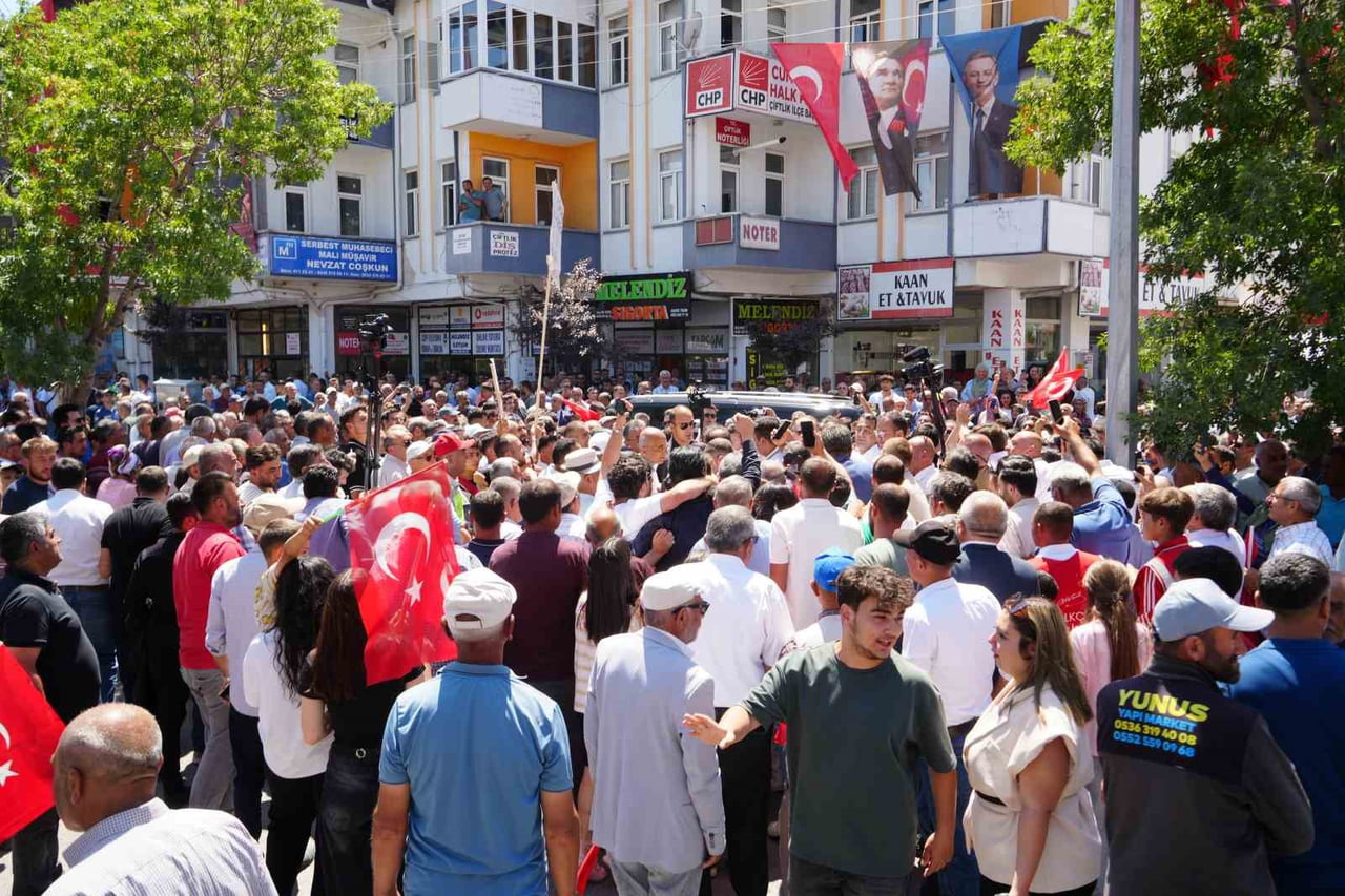 ÖZGÜR ÖZEL NİĞDE’DE VATANDAŞLARA SESLENDİ