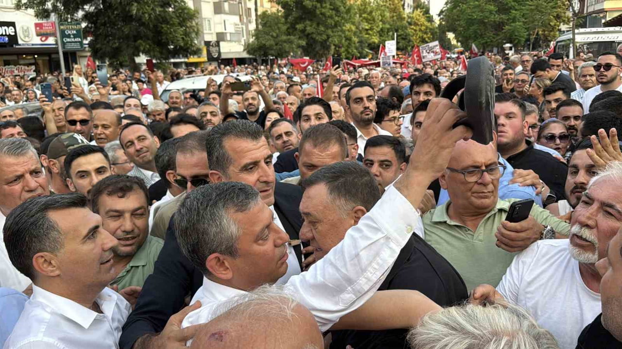 ÖZGÜR ÖZEL, TERLİĞİ SALLAYIP SAHİBİNİ ARADI.