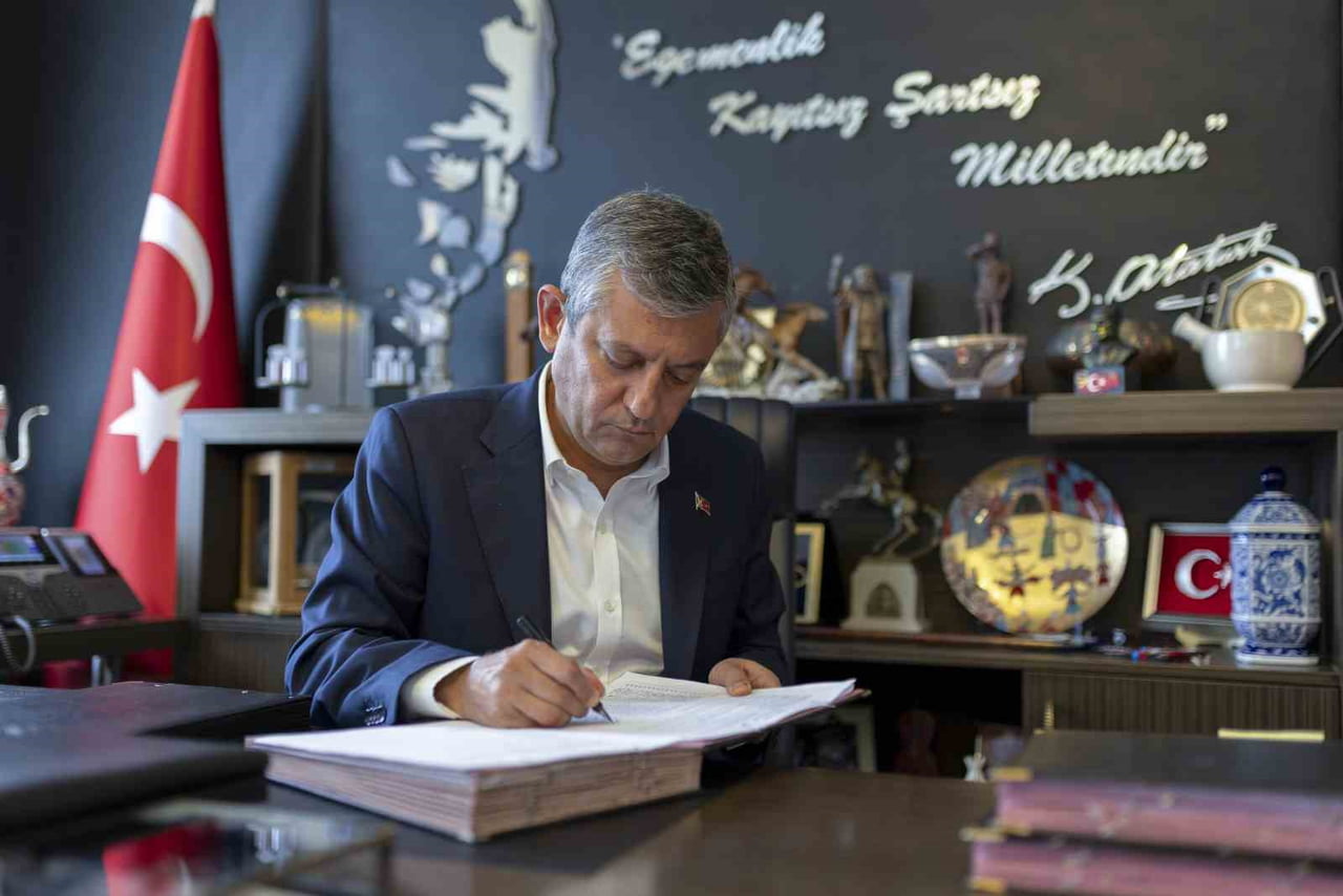 ÖZGÜR ÖZEL VE 90 MİLLETVEKİLİ CUMHURİYET HALK PARTİSİ’NDEN İSTİFA ETTİ.