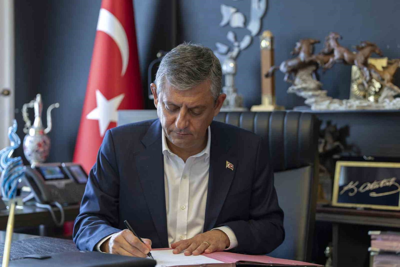 ÖZGÜR ÖZEL, YENİ PARTİ’NİN KURULUŞ EVRAKLARINI İMZALADI
