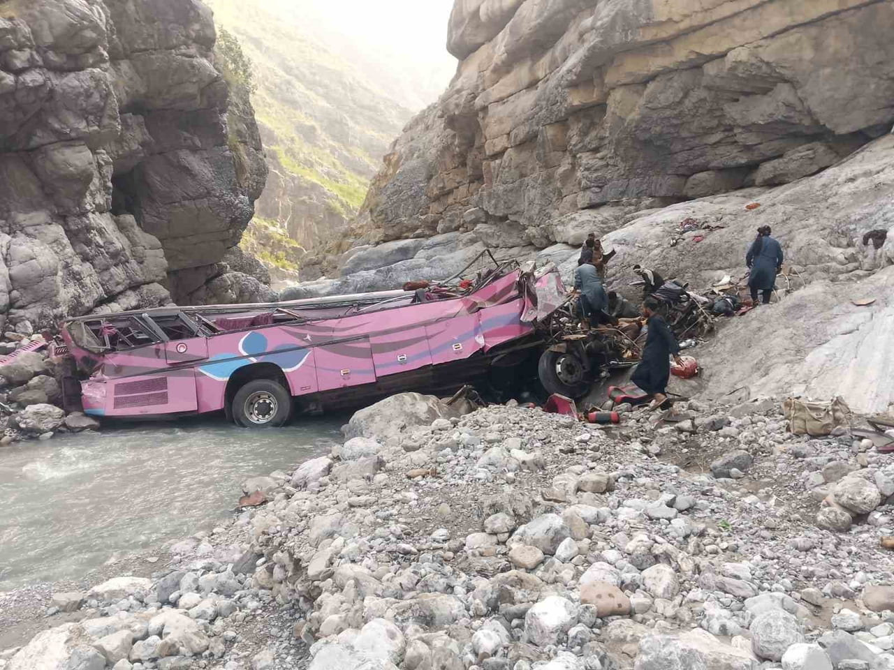 PAKİSTAN'IN BİR YOLCU OTOBÜSÜNÜN DEV ÇUKURA UÇMASI SONUCU 40 KİŞİ HAYATINI KAYBEDERKEN, 8 KİŞİ DE...