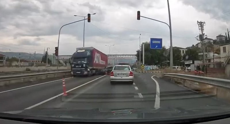 PAMUKOVA İLÇESİNDE D-650 KARA YOLUNA KONTROLSÜZ ÇIKAN OTOMOBİL, SEYİR HALİNDEKİ TIRA ÇARPARAK...