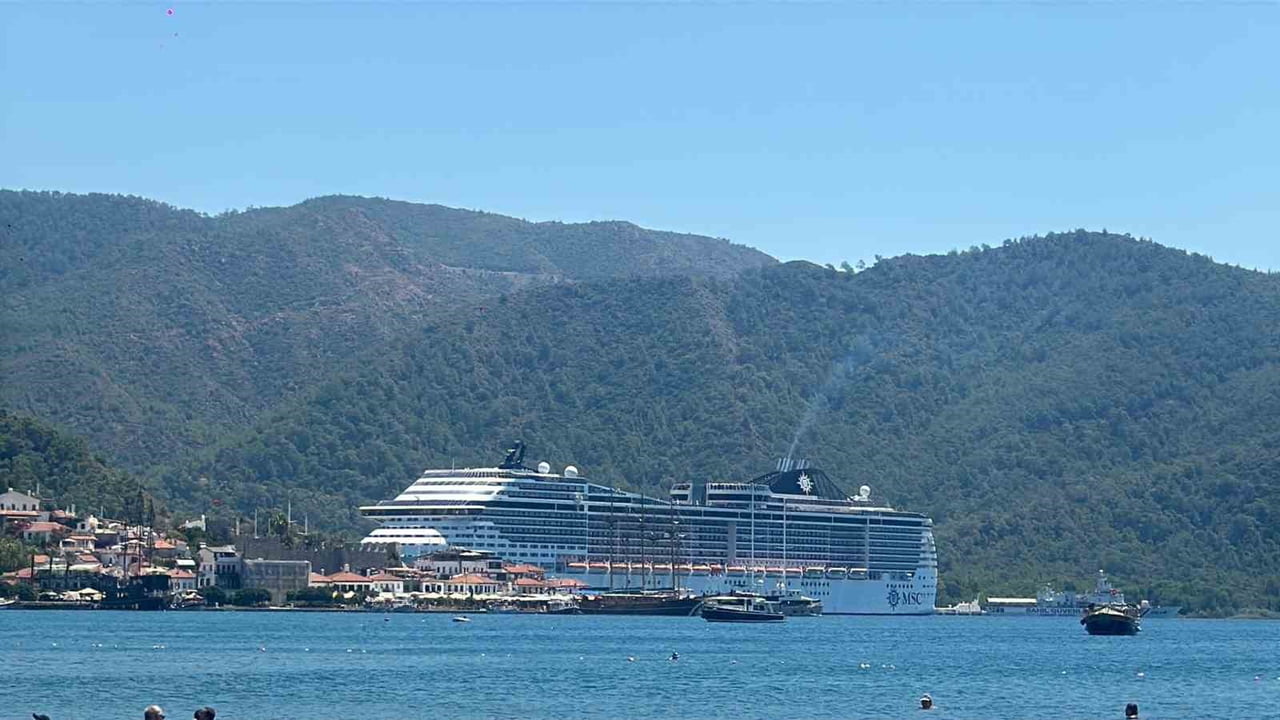PANAMA BAYRAKLI KRUVAZİYER MSC DİVİNE , MUĞLA'NIN MARMARİS İLÇESİNE DEMİR ATTI. AYDIN'IN KUŞADASI...