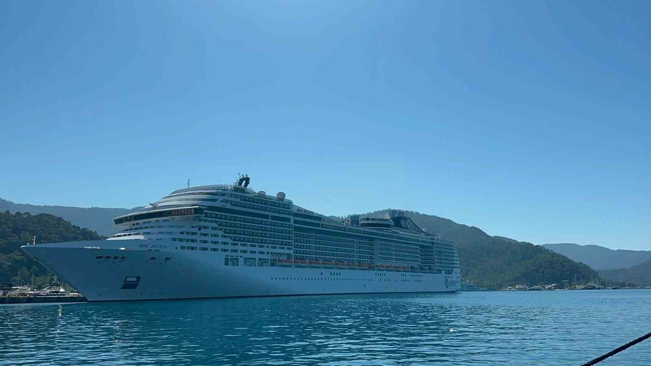 PANAMA BAYRAKLI KRUVAZİYER MSC DİVİNE , MUĞLA'NIN MARMARİS İLÇESİNE DEMİR ATTI. AYDIN'IN KUŞADASI...