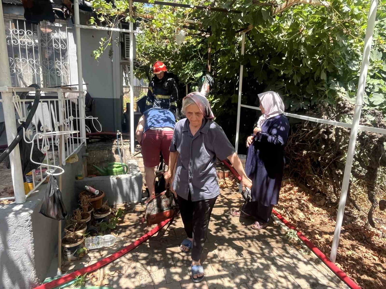 PARA BULUNAN ÇANTA, İTFAİYE EKİPLERİNCE SAHİBİ HAVVA MAVİ’YE TESLİM EDİLDİ.