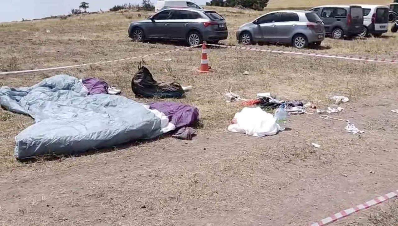 PARAŞÜTLE DÜŞEN PİLOTUN PARAŞÜTÜNE AİT PARÇALAR