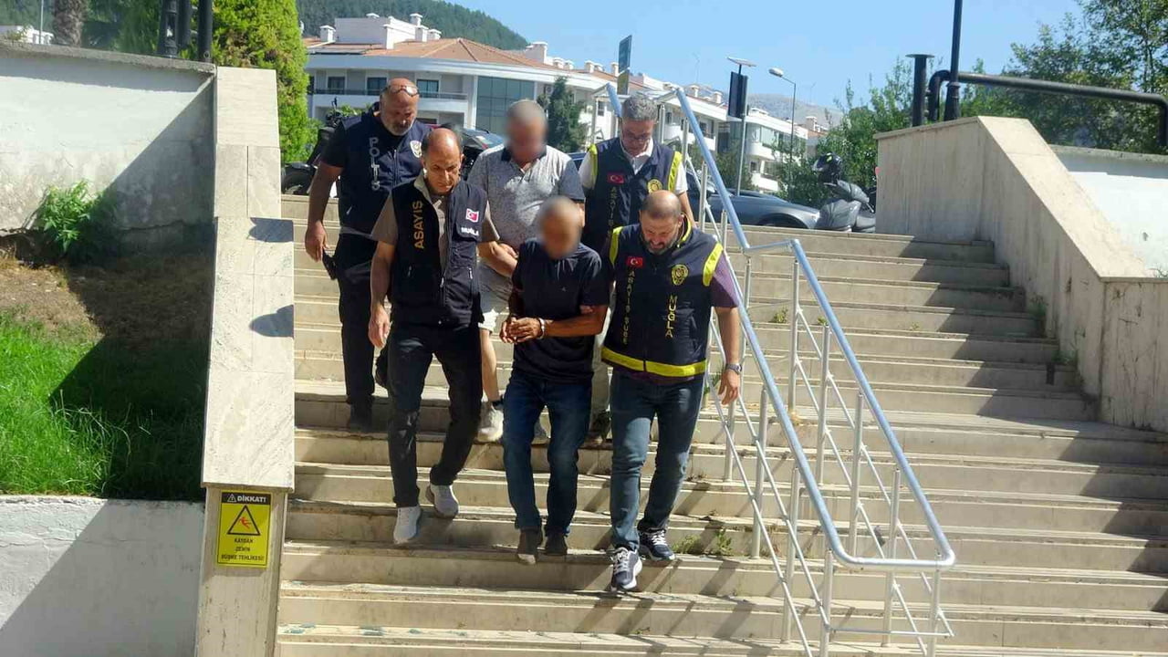 PARKE TAŞI ŞÜPHELİSİ ESKİ EMNİYET MÜDÜRÜ (ÖNDE) VE DİĞER ŞÜPHELİ ADLİYEYE SEVK...