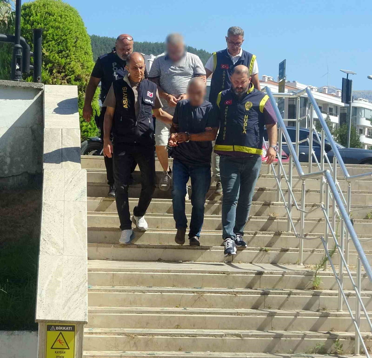 PARKE TAŞI ŞÜPHELİSİ ESKİ EMNİYET MÜDÜRÜ (ÖNDE) VE DİĞER ŞÜPHELİ ADLİYEYE SEVK...