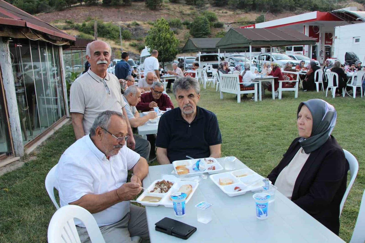 PASTA KESİLEN KUTLAMADA KONUKLARA, YILLARDIR KASAPLIK YAPAN ASIRLIK ÇINARIN EN SEVDİĞİ YEMEK OLAN...