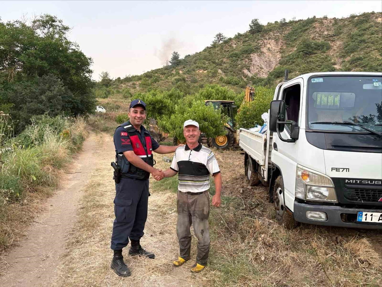 PATLAYAN BORU KAMYONETİ DERE İÇİNDE MAHSUR BIRAKTI