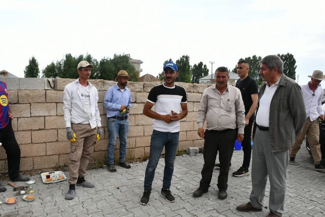 PATNOS BELEDİYE BAŞKANI ABDULHALİK TAŞKIN, İLÇE GENELİNDE DEVAM EDEN YOL VE KALDIRIM ÇALIŞMALARINI...