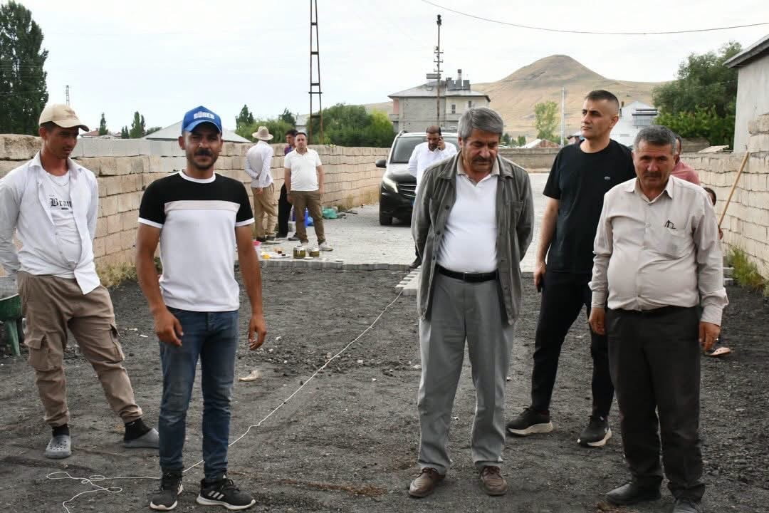 PATNOS BELEDİYE BAŞKANI ABDULHALİK TAŞKIN, İLÇE GENELİNDE DEVAM EDEN YOL VE KALDIRIM ÇALIŞMALARINI...