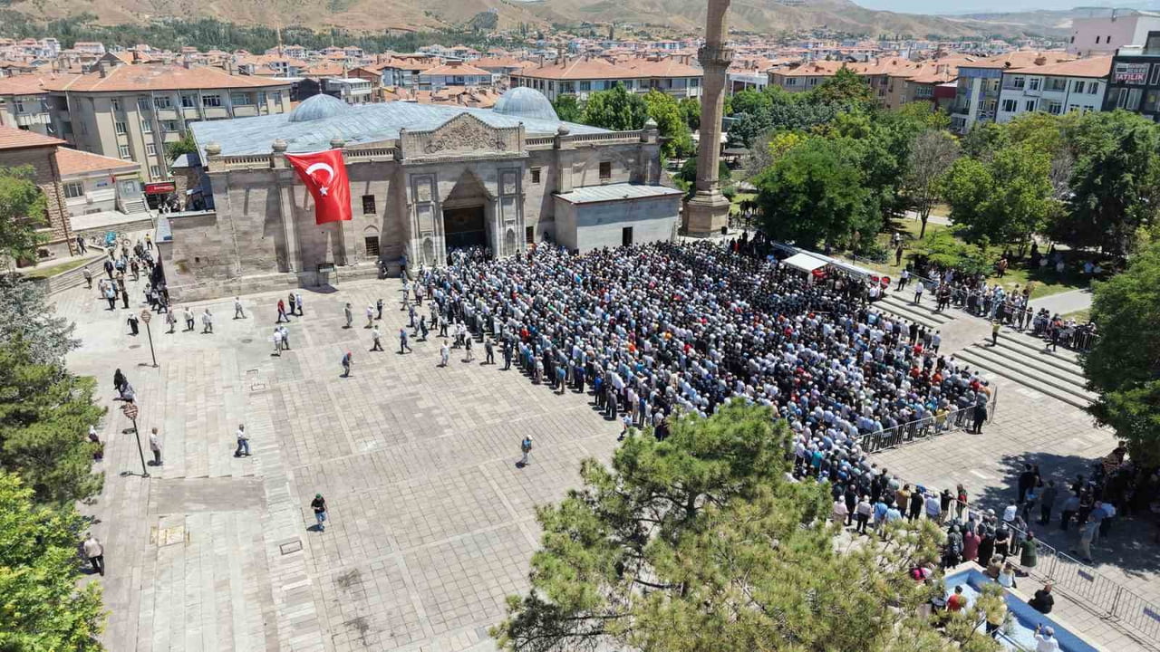 PENÇE-KİLİT HAREKATI BÖLGESİNDE YAŞANAN ASKERİ ARAÇ KAZASINDA YARALANMASININ ARDINDAN TEDAVİ...