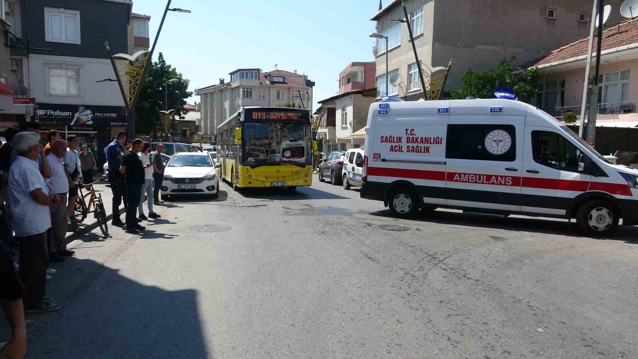 PENDİK'TE BİR BİNANIN ÇATI KATINDA İDDİAYA GÖRE TADİLAT SIRASINDA ÇIKAN YANGIN, İTFAİYE...