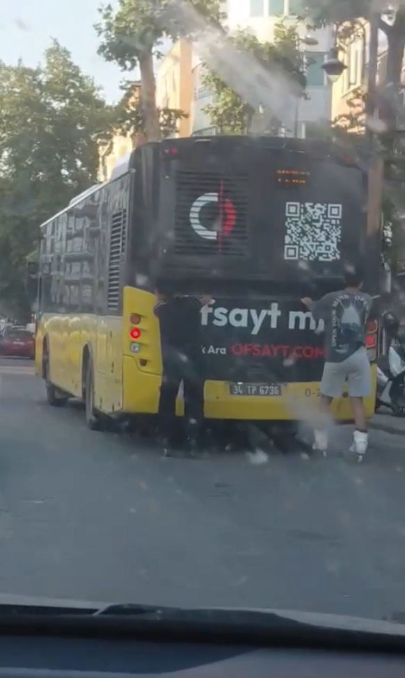 PENDİK'TE CADDE ÜZERİNDE PATENLE SEYİR HALİNDE OLAN İKİ GENÇ, İLGİNÇ GÖRÜNTÜLERE SAHNE OLDU. BİR...