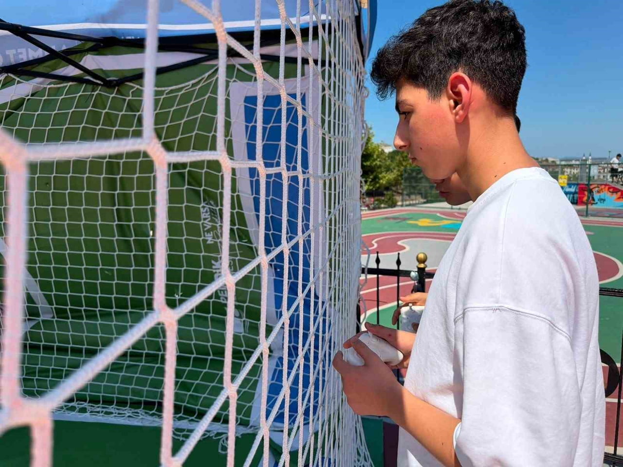 PENDİK'TE DÜZENLENEN 'DRON FUTBOLU' ETKİNLİĞİNDE KATILIMCILAR, DRONLARIYLA RAKİP KALEYE GOL ATMAK...