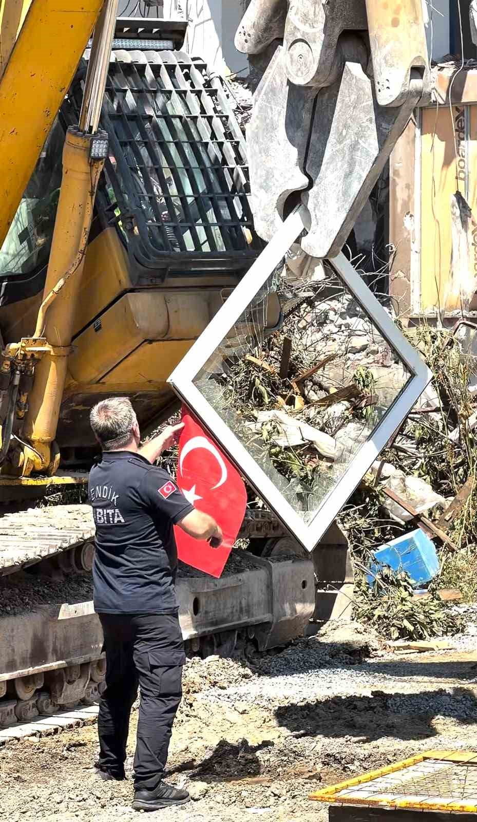 PENDİK’TE BELEDİYENİN YENİ HİZMET BİNASI ÇEVRESİNDE OLUŞTURULACAK MEYDAN PROJESİ KAPSAMINDA YIKIMI...