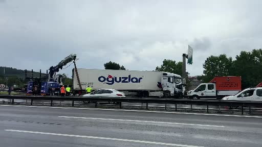 Pendik TEM otoyolunda tır bariyerlere çarptı