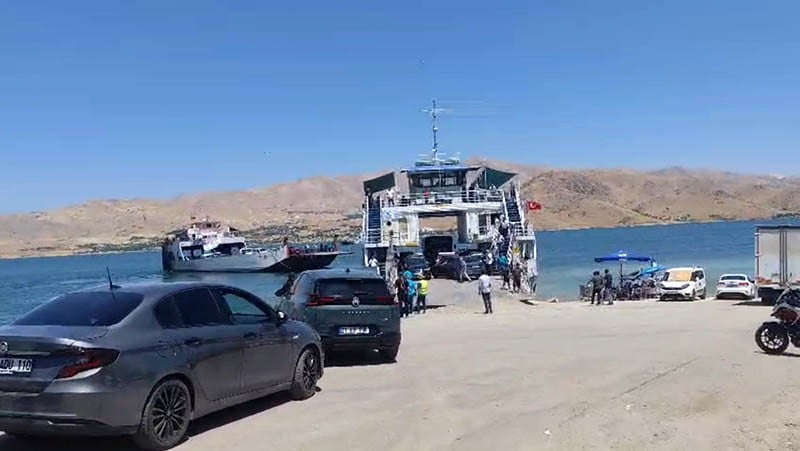 PERTEK BELEDİYESİ'NE AİT GEZİ FERİBOTU, YAKITININ BİTMESİ NEDENİYLE İSKELEYE YANAŞAMADI