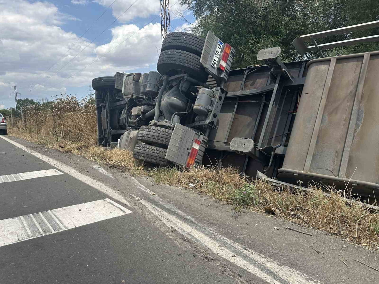 POLİS EKİPLERİ KAZA MAHALLİNDE GÜVENLİK ÖNLEMLERİ ALARAK TRAFİK AKIŞINI TEK ŞERİTTEN...