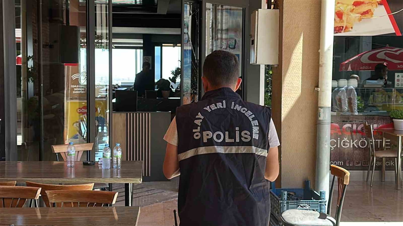 POLİS HIRSIZLIK OLAYININ YAŞANDIĞI İŞ YERİNDE PARMAK İZİ ÇALIŞMASI YAPTI.