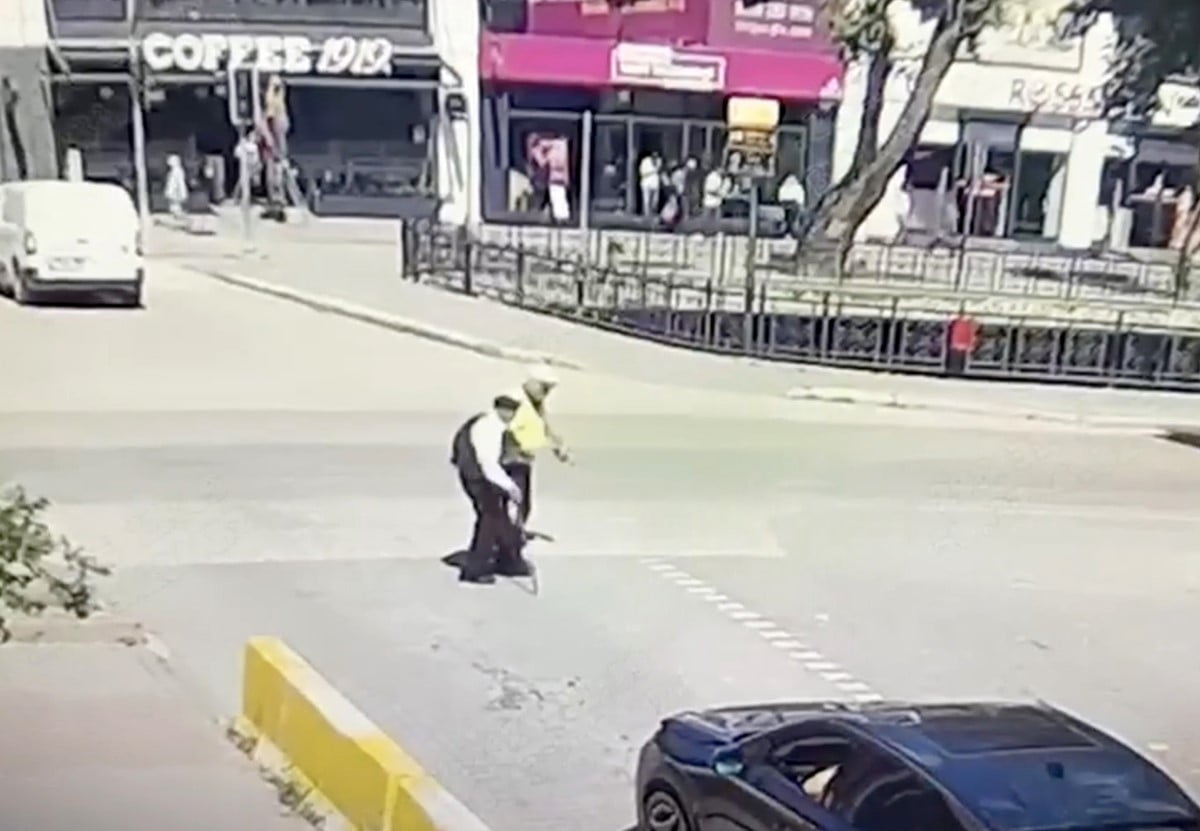 POLİS MEMURU YAŞLI ADAMI ÖNCE YOLUN KARŞISINA GEÇİRDİ, ARDINDAN YOLDAN GEÇEN DOLMUŞA BİNDİREREK...