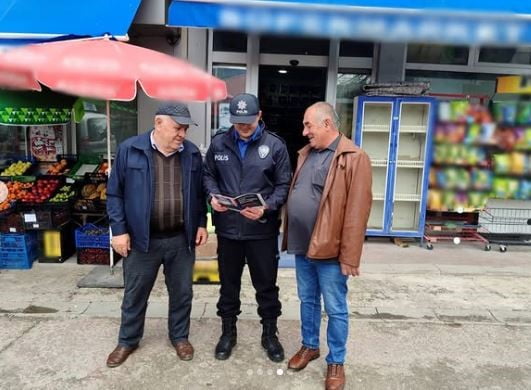 POLİS VATANDAŞLARI DOLANDIRICILIĞA KARŞI BİLGİLENDİRDİ. (OLGUN YILDIZ/ARDAHAN-İHA)