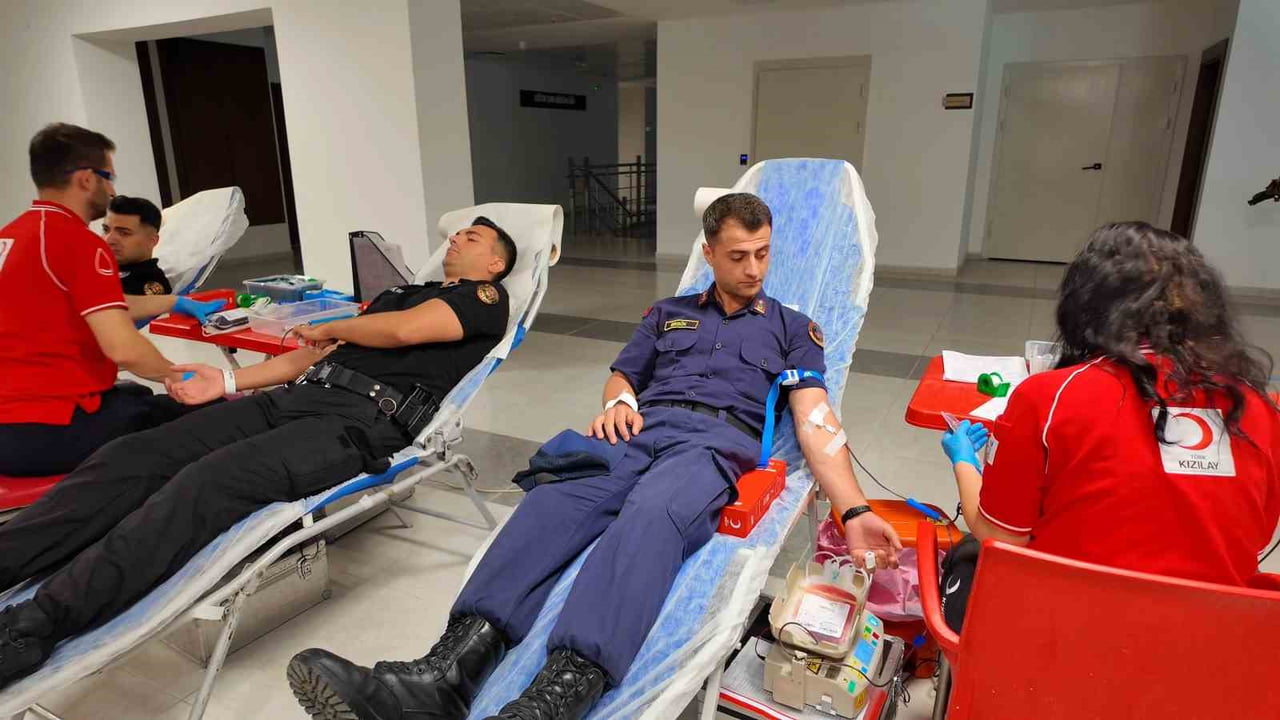 POLİS VE JANDARMA KAN BAĞIŞI YAPTI