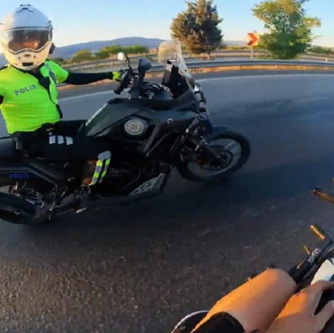 POLİSİN 'DUR' İHTARINA UYMAYARAK KAÇAN VE SİLAHLI UYARIYA RAĞMEN DURMAYAN MOTOSİKLET SÜRÜCÜSÜ...