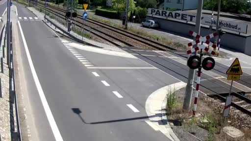Polonya'da ışık ihlali yaparak hemzemin geçitten geçen araca, tren çarptı.