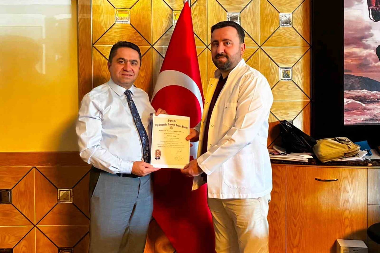 PROF. DR. AKIN (SAĞDA), ÜYELİK BELGESİNİ ALKÜ REKTÖRÜ PROF. DR. KENAN AHMET TÜRKDOĞAN'A (SOLDA)...