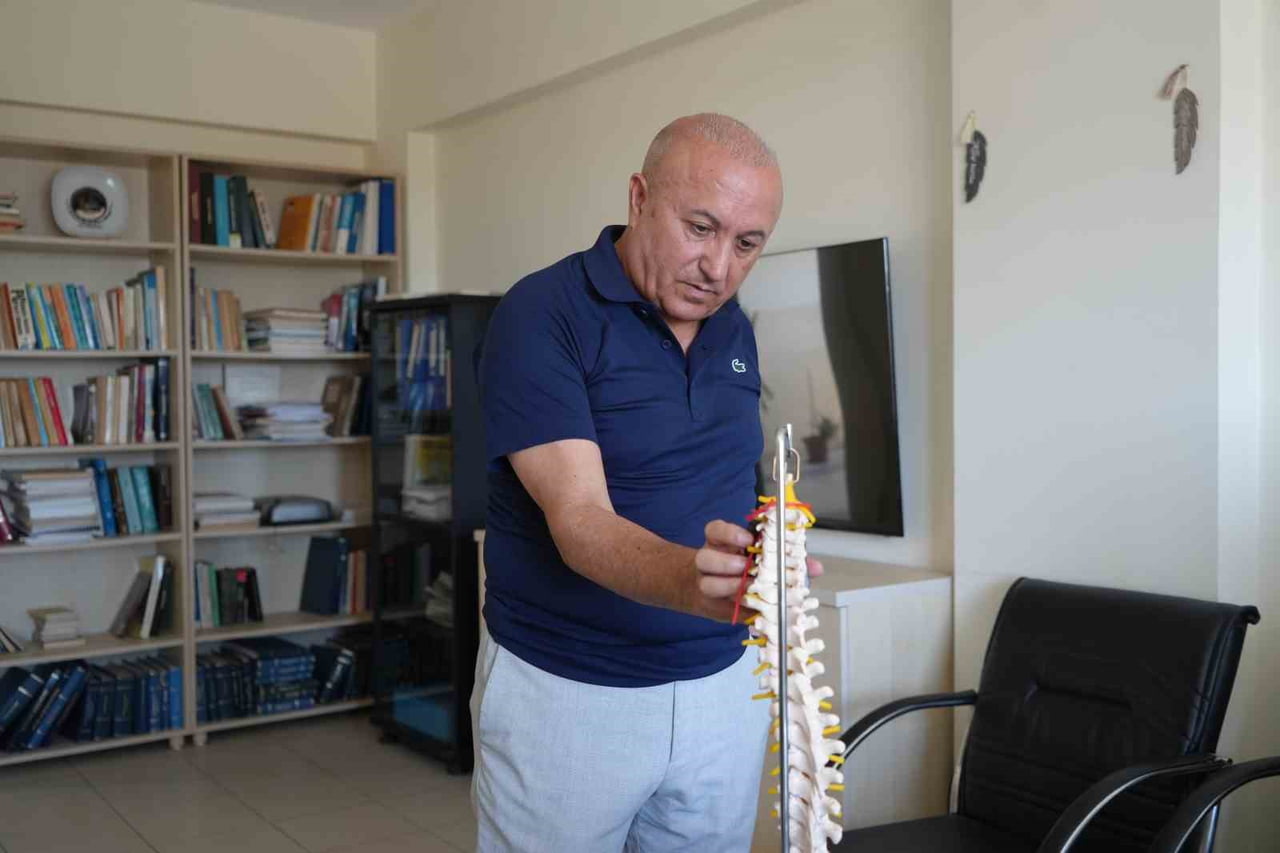 PROF. DR. ERDAL KILIÇ, YÜRÜTÜCÜLÜĞÜNÜ ÜSTLENDİĞİ "SKOLYOZ, KİFOZ/LORDOZ VE OMURGA DEFORMİTELERİNİN...