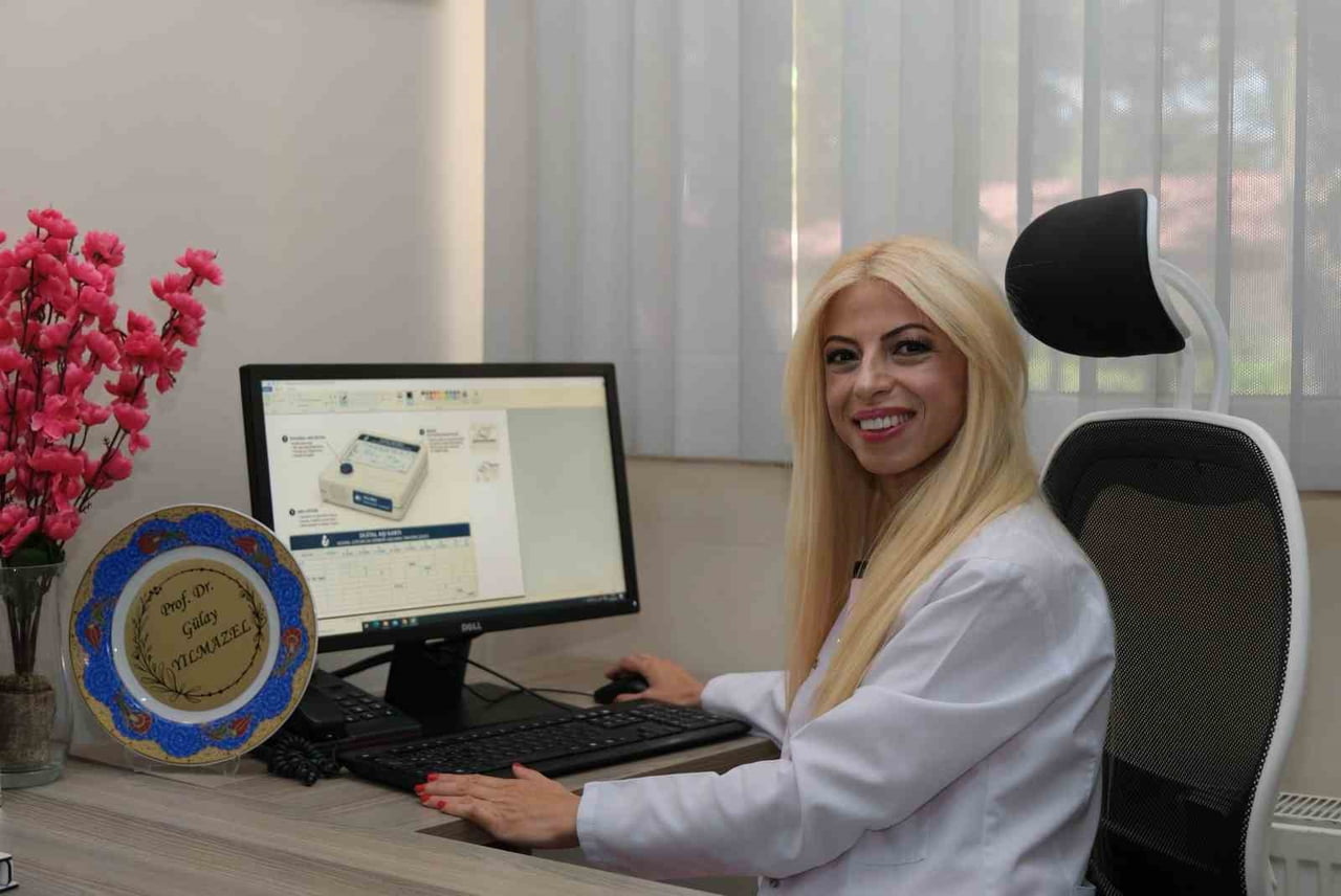 PROF. DR. GÜLAY YILMAZEL, CİHAZIN TAŞIMASI KOLAY VE PRATİK BİR YAPIDA TASARLANDIĞINI BELİRTEREK...
