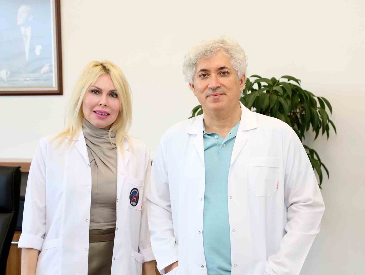 PROF. DR. ÖZLENEN ÖZKAN (SOLDA) VE PROF. DR. ÖMER ÖZKAN (SAĞDA) (ARŞİV)