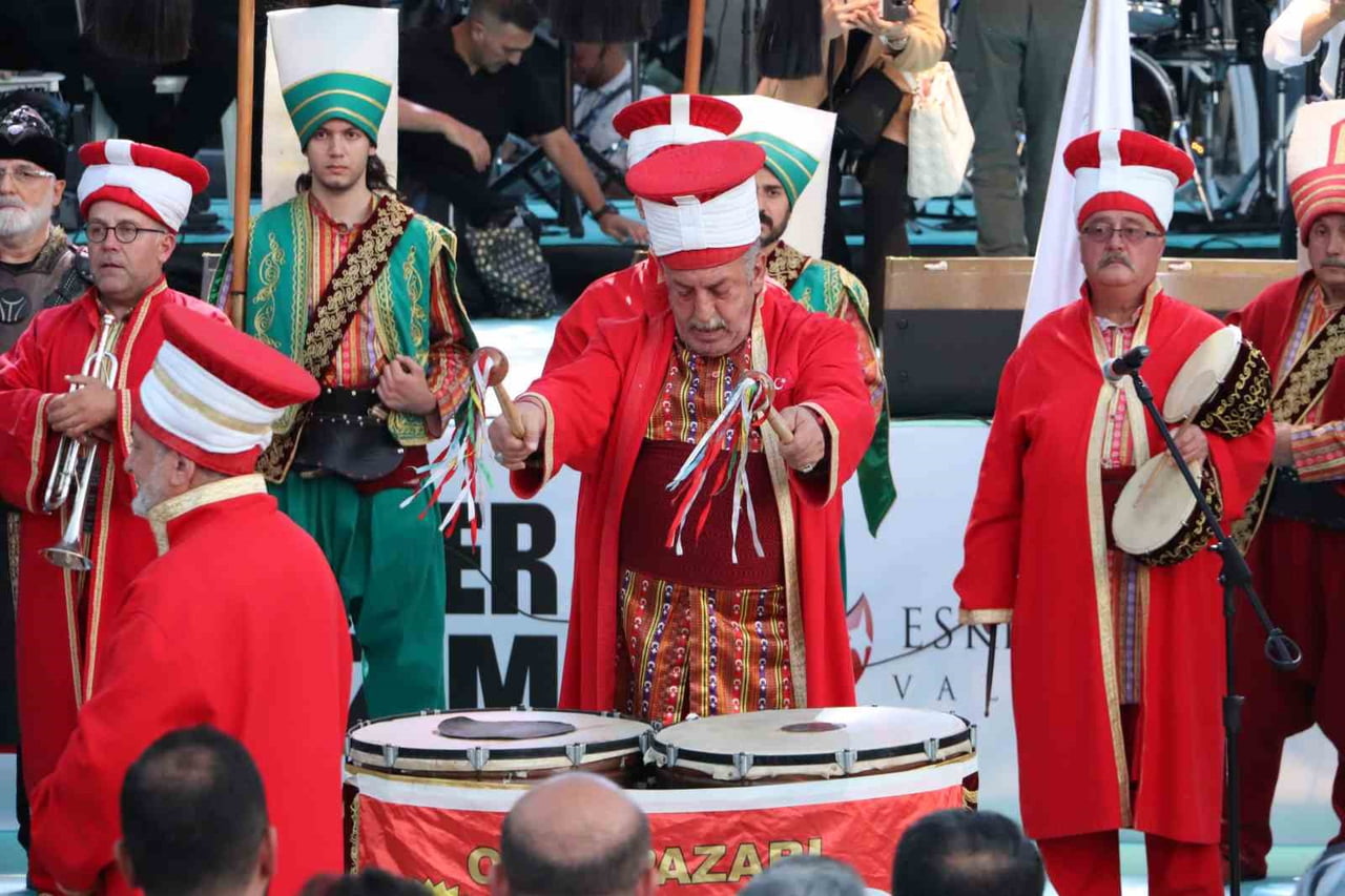 PROGRAM BOYUNCA SAHNE ALAN MEHTER TAKIMI; 'GENÇ OSMAN', 'BAYRAK MARŞI' VE 'ÖLÜRÜM TÜRKİYEM' GİBİ...