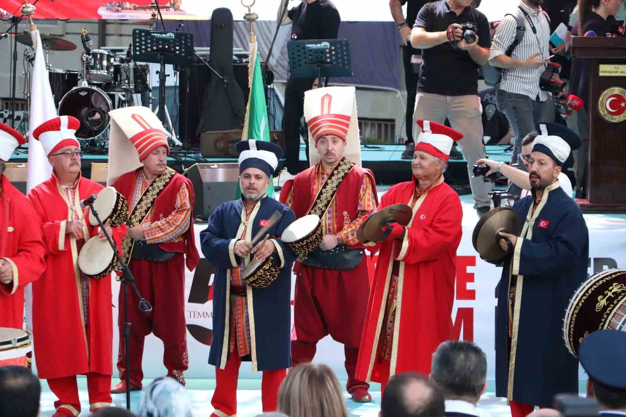 PROGRAM BOYUNCA SAHNE ALAN MEHTER TAKIMI; 'GENÇ OSMAN', 'BAYRAK MARŞI' VE 'ÖLÜRÜM TÜRKİYEM' GİBİ...