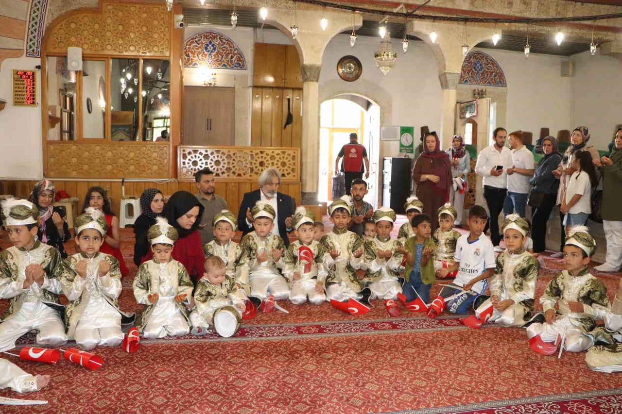 PROGRAM ÇERÇEVESİNDE SÜNNET OLAN ÇOCUKLAR, AİLELERİYLE BİRLİKTE İLK OLARAK AKTEKKE CAMİSİ'NE...