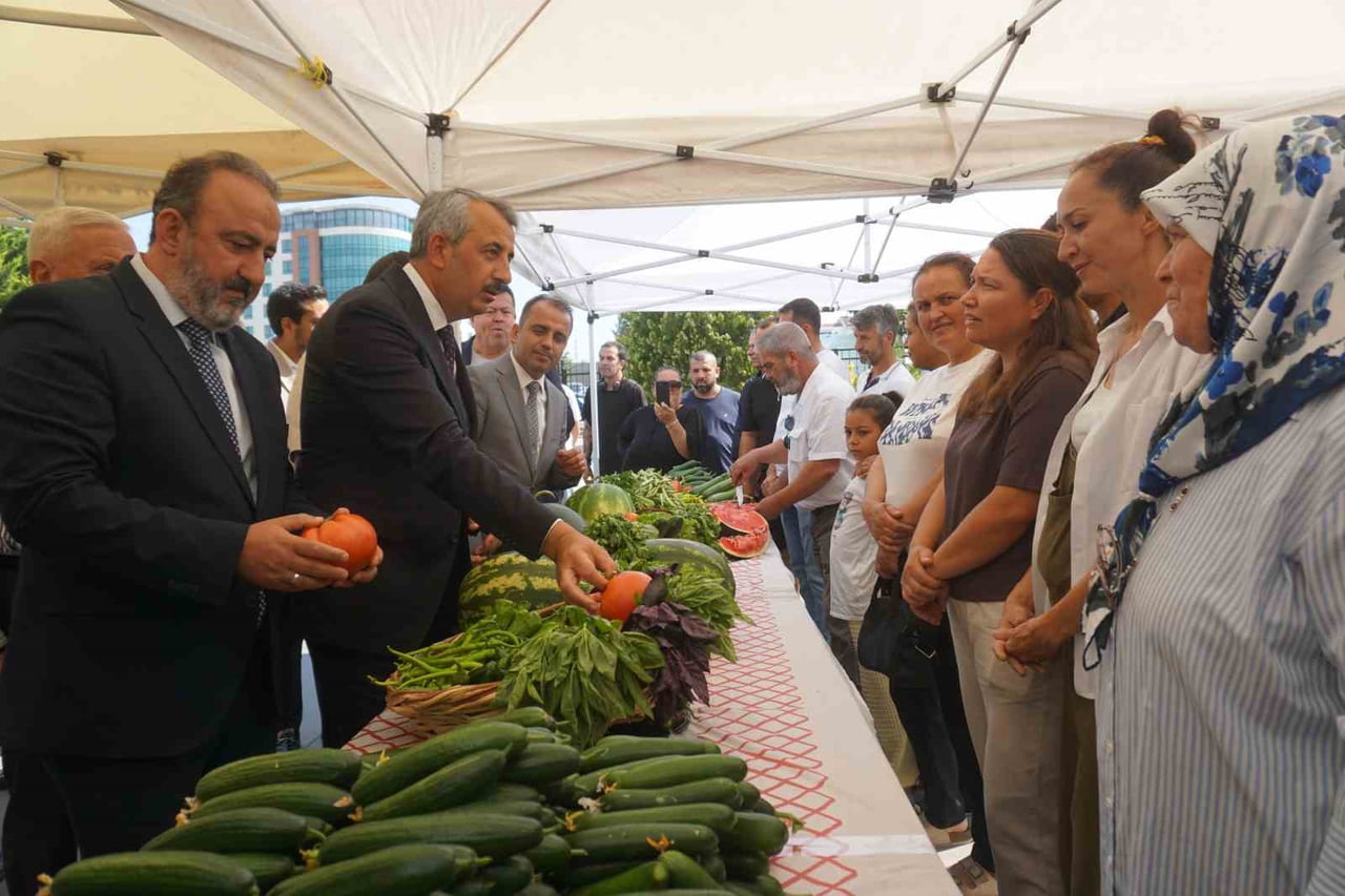 PROGRAM SONUNDA SERA VE EKİPMANLAR ÜRETİCİLERE TESLİM EDİLİRKEN, PROTOKOL ÜYELERİ ÜRETİCİLERİN...