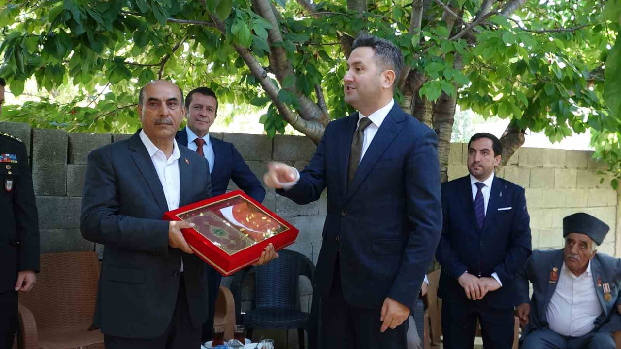 PROGRAMA KURUM AMİRLERİ, ŞEHİT VE GAZİ AİLELERİ, STK TEMSİLCİLERİ, SİYASİ PARTİ TEMSİLCİLERİ VE...