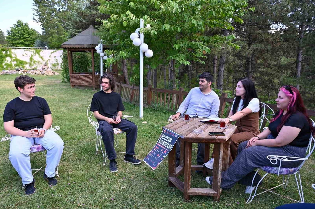 PROGRAMDA AKADEMİSYENLER, SEKTÖR TEMSİLCİLERİ VE ÖĞRENCİLER DENEYİMLERİNİ PAYLAŞARAK İLETİŞİM...